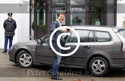 Den Haag 9 oktober 2011
Marc Rutte loopt van het catshuis naar zijn auto ( saab).
Peter Smulders bv
