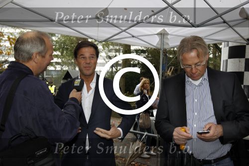 Den haag 9 oktober 2011
Rally tbv zeldzame ziekte fonds die vanaf het catshuis vertrekt. Premier Marc Rutte geeft het startsein. Mark Rutte met RVD directuer Henk Brons
Peter Smulders bv
