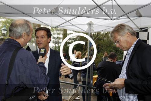 Den haag 9 oktober 2011
Rally tbv zeldzame ziekte fonds die vanaf het catshuis vertrekt. Premier Marc Rutte geeft het startsein. Mark Rutte met RVD directuer Henk Brons
Peter Smulders bv