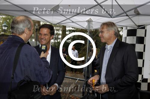 Den haag 9 oktober 2011
Rally tbv zeldzame ziekte fonds die vanaf het catshuis vertrekt. Premier Marc Rutte geeft het startsein. Mark Rutte met RVD directuer Henk Brons
Peter Smulders bv
