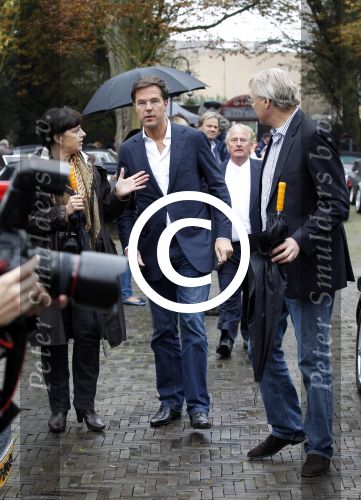 Den haag 9 oktober 2011
Rally tbv zeldzame ziekte fonds die vanaf het catshuis vertrekt. Premier Marc Rutte geeft het startsein. Mark Rutte met RVD directuer Henk Brons
Peter Smulders bv