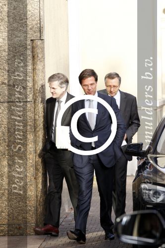 Den Haag 13 oktober 2011
Mark Rutte en Chris Breedveld lopen het gebouw van de tweede kamer binnen
Peter Smulders bv