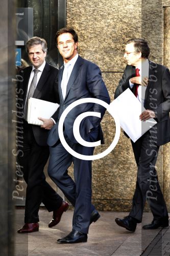 Den Haag 13 oktober 2011
Mark Rutte en Chris Breedveld lopen het gebouw van de tweede kamer binnen
Peter Smulders bv