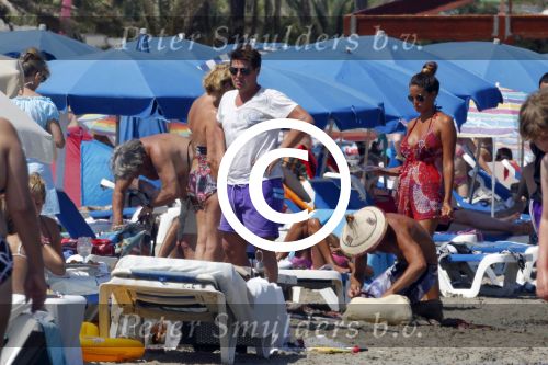 Ibiza 26 juli 2011
Wendy v Dijk met Erland Galjaard en Sem en Lizzy op het strand. Ook Martijn Amanda Bickel Jasmijn Achilles en Michelle Krabbe zijn aanwezig bij coco beach.
Peter Smulders bv