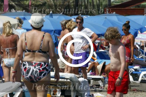 Ibiza 26 juli 2011
Wendy v Dijk met Erland Galjaard en Sem en Lizzy op het strand. Ook Martijn Amanda Bickel Jasmijn Achilles en Michelle Krabbe zijn aanwezig bij coco beach.
Peter Smulders bv