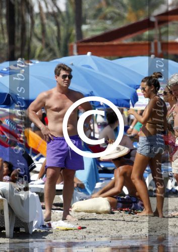 Ibiza 26 juli 2011
Wendy v Dijk met Erland Galjaard en Sem en Lizzy op het strand. Ook Martijn Amanda Bickel Jasmijn Achilles en Michelle Krabbe zijn aanwezig bij coco beach.
Peter Smulders bv