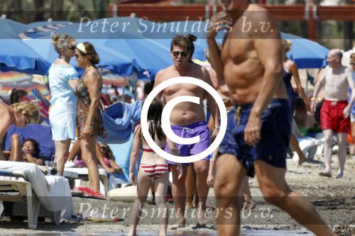 Ibiza 26 juli 2011
Wendy v Dijk met Erland Galjaard en Sem en Lizzy op het strand. Ook Martijn Amanda Bickel Jasmijn Achilles en Michelle Krabbe zijn aanwezig bij coco beach.
Peter Smulders bv