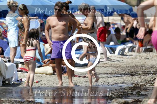 Ibiza 26 juli 2011
Wendy v Dijk met Erland Galjaard en Sem en Lizzy op het strand. Ook Martijn Amanda Bickel Jasmijn Achilles en Michelle Krabbe zijn aanwezig bij coco beach.
Peter Smulders bv