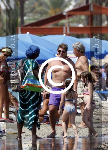 Ibiza 26 juli 2011
Wendy v Dijk met Erland Galjaard en Sem en Lizzy op het strand. Ook Martijn Amanda Bickel Jasmijn Achilles en Michelle Krabbe zijn aanwezig bij coco beach.
Peter Smulders bv