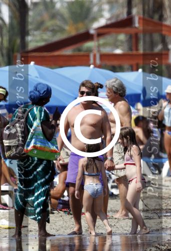 Ibiza 26 juli 2011
Wendy v Dijk met Erland Galjaard en Sem en Lizzy op het strand. Ook Martijn Amanda Bickel Jasmijn Achilles en Michelle Krabbe zijn aanwezig bij coco beach.
Peter Smulders bv