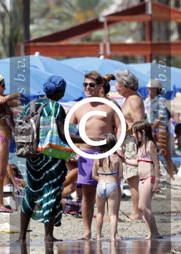 Ibiza 26 juli 2011
Wendy v Dijk met Erland Galjaard en Sem en Lizzy op het strand. Ook Martijn Amanda Bickel Jasmijn Achilles en Michelle Krabbe zijn aanwezig bij coco beach.
Peter Smulders bv