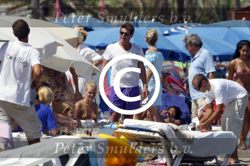 Ibiza 26 juli 2011
Wendy v Dijk met Erland Galjaard en Sem en Lizzy op het strand. Ook Martijn Amanda Bickel Jasmijn Achilles en Michelle Krabbe zijn aanwezig bij coco beach.
Peter Smulders bv