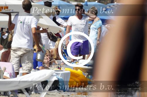 Ibiza 26 juli 2011
Wendy v Dijk met Erland Galjaard en Sem en Lizzy op het strand. Ook Martijn Amanda Bickel Jasmijn Achilles en Michelle Krabbe zijn aanwezig bij coco beach.
Peter Smulders bv