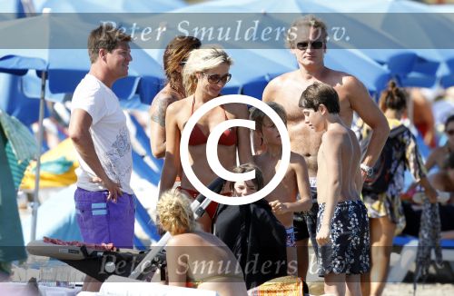 Ibiza 26 juli 2011
Wendy v Dijk met Erland Galjaard en Sem en Lizzy op het strand. Ook Martijn Amanda Bickel Jasmijn Achilles en Michelle Krabbe zijn aanwezig bij coco beach.
Peter Smulders bv