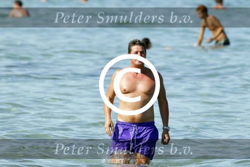 Ibiza 26 juli 2011
Wendy v Dijk met Erland Galjaard en Sem en Lizzy op het strand. Ook Martijn Amanda Bickel Jasmijn Achilles en Michelle Krabbe zijn aanwezig bij coco beach.
Peter Smulders bv