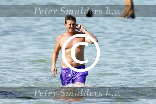 Ibiza 26 juli 2011
Wendy v Dijk met Erland Galjaard en Sem en Lizzy op het strand. Ook Martijn Amanda Bickel Jasmijn Achilles en Michelle Krabbe zijn aanwezig bij coco beach.
Peter Smulders bv