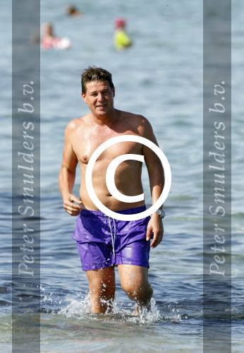 Ibiza 26 juli 2011
Wendy v Dijk met Erland Galjaard en Sem en Lizzy op het strand. Ook Martijn Amanda Bickel Jasmijn Achilles en Michelle Krabbe zijn aanwezig bij coco beach.
Peter Smulders bv