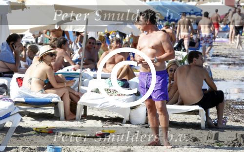 Ibiza 26 juli 2011
Wendy v Dijk met Erland Galjaard en Sem en Lizzy op het strand. Ook Martijn Amanda Bickel Jasmijn Achilles en Michelle Krabbe zijn aanwezig bij coco beach.
Peter Smulders bv
