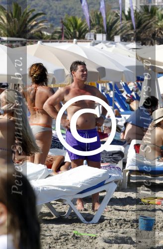 Ibiza 26 juli 2011
Wendy v Dijk met Erland Galjaard en Sem en Lizzy op het strand. Ook Martijn Amanda Bickel Jasmijn Achilles en Michelle Krabbe zijn aanwezig bij coco beach.
Peter Smulders bv