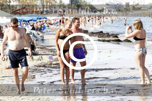 Ibiza 26 juli 2011
Wendy v Dijk met Erland Galjaard en Sem en Lizzy op het strand. Ook Martijn Amanda Bickel Jasmijn Achilles en Michelle Krabbe zijn aanwezig bij coco beach.
Peter Smulders bv