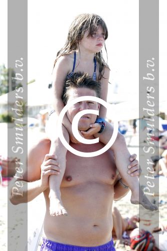 Ibiza 26 juli 2011
Wendy v Dijk met Erland Galjaard en Sem en Lizzy op het strand. Ook Martijn Amanda Bickel Jasmijn Achilles en Michelle Krabbe zijn aanwezig bij coco beach.
Peter Smulders bv
