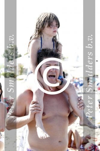 Ibiza 26 juli 2011
Wendy v Dijk met Erland Galjaard en Sem en Lizzy op het strand. Ook Martijn Amanda Bickel Jasmijn Achilles en Michelle Krabbe zijn aanwezig bij coco beach.
Peter Smulders bv