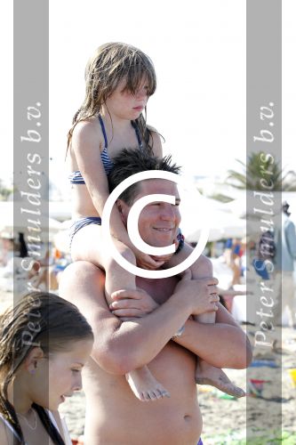 Ibiza 26 juli 2011
Wendy v Dijk met Erland Galjaard en Sem en Lizzy op het strand. Ook Martijn Amanda Bickel Jasmijn Achilles en Michelle Krabbe zijn aanwezig bij coco beach.
Peter Smulders bv