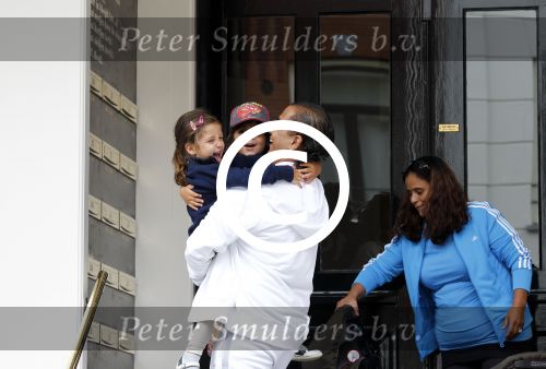 Amsterdam 22 juli 2011
Mohammed en Constanza Breukhoven halen hun kinderen Soraiya en Semmy op bij moeder Connie Breukhoven.
Peter Smulders bv