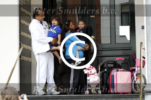 Amsterdam 22 juli 2011
Mohammed en Constanza Breukhoven halen hun kinderen Soraiya en Semmy op bij moeder Connie Breukhoven.
Peter Smulders bv