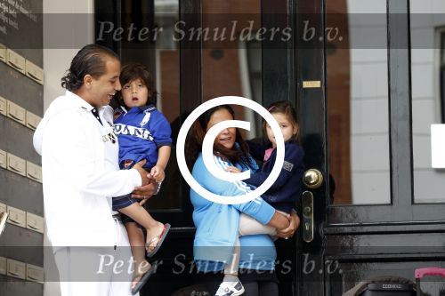 Amsterdam 22 juli 2011
Mohammed en Constanza Breukhoven halen hun kinderen Soraiya en Semmy op bij moeder Connie Breukhoven.
Peter Smulders bv