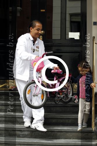 Amsterdam 22 juli 2011
Mohammed en Constanza Breukhoven halen hun kinderen Soraiya en Semmy op bij moeder Connie Breukhoven.
Peter Smulders bv