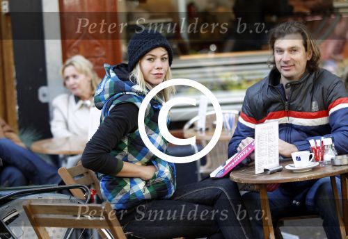 Amsterdam 15 oktober 2011
Nicolette Kluijver met vriend op terras.
Peter Smulders bv