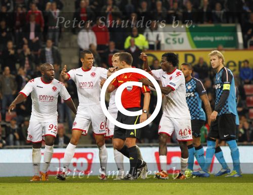 Eindhoven,4 November 2011
Uefa Europa League wedstrijd PSV-Hapoel Tel-Aviv FC, eindstand 3-3
Ola Toivonen na incident eerst wel en later geen penalty
Foto Junior Smulders