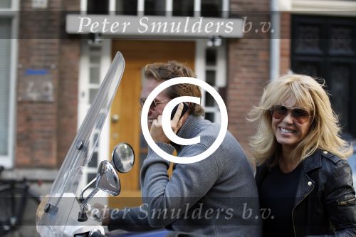 Amsterdam 4 oktober 2011
Patricia Paay en vriend Nicky v Dam op vespa scooter.
Peter Smulders bv