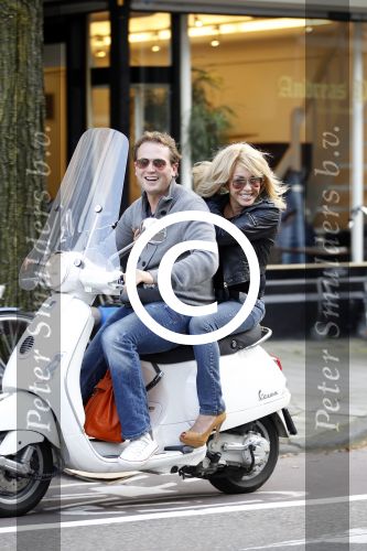 Amsterdam 4 oktober 2011
Patricia Paay en vriend Nicky v Dam op vespa scooter.
Peter Smulders bv
