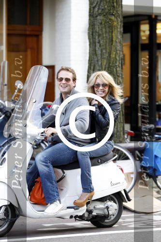 Amsterdam 4 oktober 2011
Patricia Paay en vriend Nicky v Dam op vespa scooter.
Peter Smulders bv
