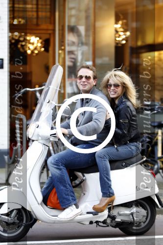 Amsterdam 4 oktober 2011
Patricia Paay en vriend Nicky v Dam op vespa scooter.
Peter Smulders bv