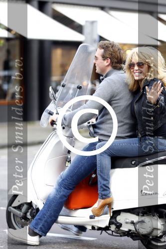 Amsterdam 4 oktober 2011
Patricia Paay en vriend Nicky v Dam op vespa scooter.
Peter Smulders bv
