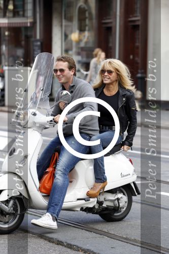 Amsterdam 4 oktober 2011
Patricia Paay en vriend Nicky v Dam op vespa scooter.
Peter Smulders bv