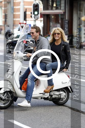 Amsterdam 4 oktober 2011
Patricia Paay en vriend Nicky v Dam op vespa scooter.
Peter Smulders bv