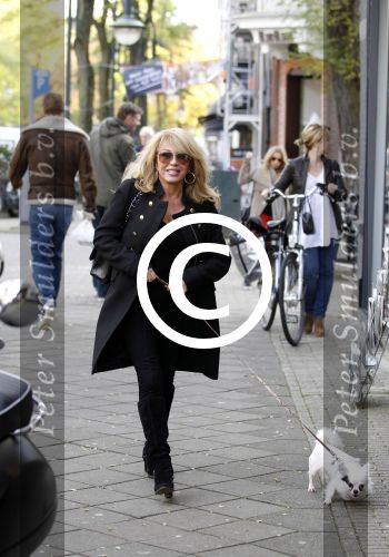 Amsterdam 27 oktober 2011
Patricia Paay met hondje op straat.
Peter Smulders bv