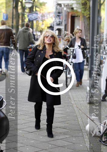 Amsterdam 27 oktober 2011
Patricia Paay met hondje op straat.
Peter Smulders bv