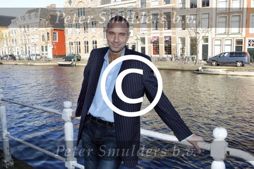 Leiden 24 oktober 2011
Presentatie cast musical zangeres zonder naam met oa Ellen Pieters Job Bovenlander Nikki v Ostaijen Ylva Wichers Schreur Stefan de Kogel Sabine Beens en Jasper Kerkhof in de schouwburg van Leiden. paul v Ewijk
Peter Smulders bv