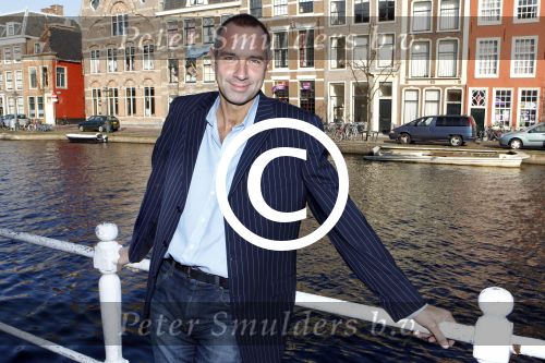 Leiden 24 oktober 2011
Presentatie cast musical zangeres zonder naam met oa Ellen Pieters Job Bovenlander Nikki v Ostaijen Ylva Wichers Schreur Stefan de Kogel Sabine Beens en Jasper Kerkhof in de schouwburg van Leiden. paul v Ewijk
Peter Smulders bv