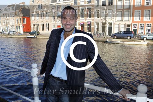 Leiden 24 oktober 2011
Presentatie cast musical zangeres zonder naam met oa Ellen Pieters Job Bovenlander Nikki v Ostaijen Ylva Wichers Schreur Stefan de Kogel Sabine Beens en Jasper Kerkhof in de schouwburg van Leiden. paul v Ewijk
Peter Smulders bv