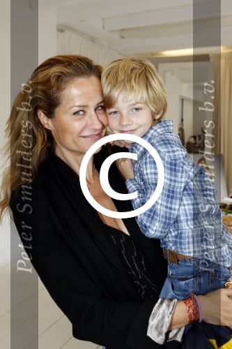 Amsterdam 9 oktober 2011
Lunch met bkende vrouwen van supertrash. Paulien Huizinga met zoon Pieter
Peter Smulders bv