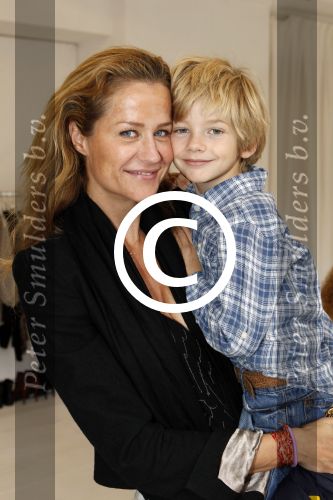 Amsterdam 9 oktober 2011
Lunch met bkende vrouwen van supertrash. Paulien Huizinga met zoon Pieter
Peter Smulders bv