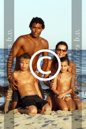 Ibiza 26 juli 2011
Pierre v Hooijdonk met vrouw en kinderen op het strand bij coco beach.
Peter Smulders bv