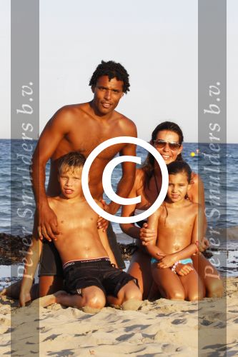 Ibiza 26 juli 2011
Pierre v Hooijdonk met vrouw en kinderen op het strand bij coco beach.
Peter Smulders bv