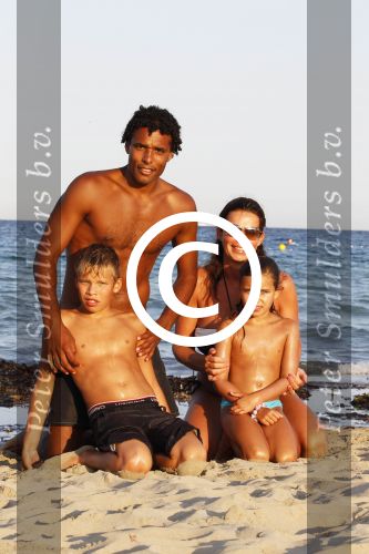 Ibiza 26 juli 2011
Pierre v Hooijdonk met vrouw en kinderen op het strand bij coco beach.
Peter Smulders bv